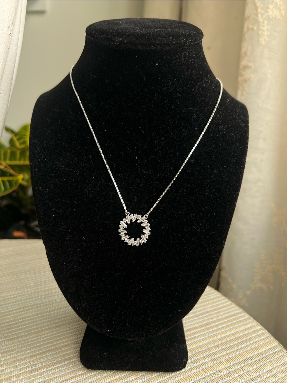 🩷- Silver Circular Crystal wreath Pendant Necklace
